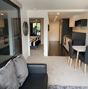 Midnight Luxe 1 Bedroom Executive Apartment In The Heart Of Braddon Pool Sauna Secure Parking Wine Wifi Canberra Exterior photo