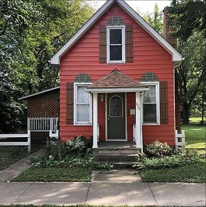 Downtown 2 Bedroom Cottage, Sleeps 6, Walking Distance To Honeywell, Downtown Restaurants, Shopping Wabash Exterior photo