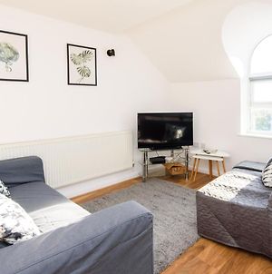 Relaxing Two Bedroom Apartment With Wifi And Parking Cardiff Exterior photo