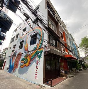 Taladnoi Paint House Hostel Bangkok Exterior photo