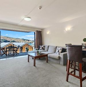 Lakeside Living - Modern 2-Bedroom Apartment Queenstown Exterior photo