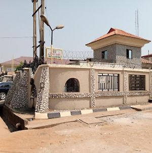 Room In Lodge - Choice Gate Hotel Suitespresidential Suite For 6 Benin City Exterior photo