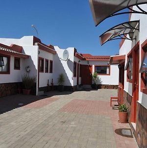 Timo'S Guesthouse Accommodation Luderitz Exterior photo
