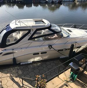 Entire -Heated -Luxury Yacht - Moored On Private Island Wifi Sleeps Up To 4 Adults Or Adults With Children Over 2 Years Old Lapland Uk Thorpe Park Legoland Windsor Castle Heathrow Ascot Races Wentworth Saville Gardens London Hotel Egham Exterior photo