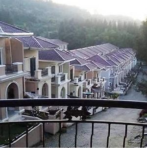 Villa Berastagi Resort V25 Depan Kolam Renang Exterior photo