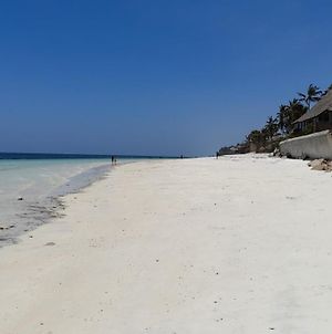 Ary Beachfront Homestay Nyali- On Mombasa Beach Exterior photo