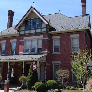 Experience Living In An 1882 Victorian Home. Massillon Exterior photo