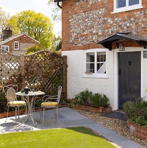 The Lavender Folly - Cosy Accommodation Alresford New Alresford Exterior photo