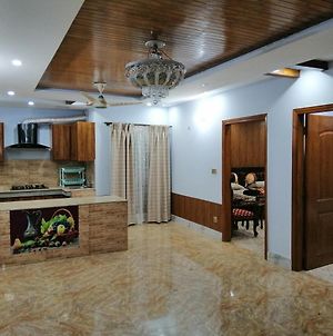 Full Private House Floor With Lounge & Balcony - Townhouse - Homestay Lahore Exterior photo