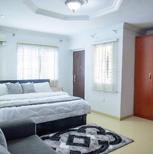 Private Master Bedroom In A Duplex At A Secured Estate With 24Hours Power & Security ,Dstv And Wifi Ready Lagos Exterior photo