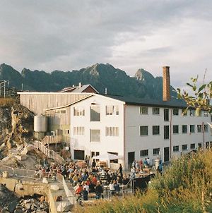 Trevarefabrikken Hotel Henningsvaer Exterior photo