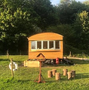 Shepherds Huts Ham Hill, 2 Double Beds, Bathroom, Lounge, Diner, Kitchen, Dog Friendly, Looking Out To Lake Yeovil Exterior photo