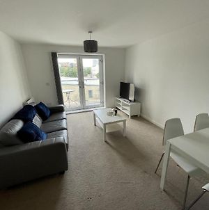Modern 2-Bed Apartment In The Heart Of Salford Quays Exterior photo