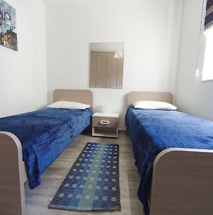 F10-2 Room 2 Single Beds Shared Bathroom In Shared Flat Msida Exterior photo