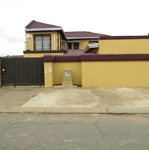 Phomolong Guest House Soweto Exterior photo