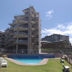 Whale Rock, Modern Beachfront Apartment Margate Exterior photo