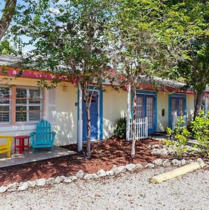 Pirates Cove Cottage At Palm View Inn Of Sanibel With Bikes Exterior photo
