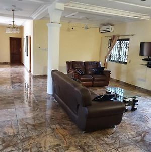 Large Apartment, 2 Bedrooms, Additional Double Bed, 2 Baths, 2 Toilets, Dstv, Large Living Room, Air Condition, Wifi, Balcony, Garden, Kitchen, 20 Minutes From Airport, Ground Floor, Detached Building, 24 Hr Security, North Legon, Accra Exterior photo