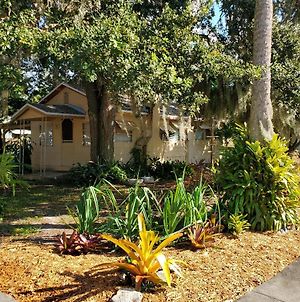 1 Beige Cozy Bungalow Or 1 White Cozy Efficiency Cottage In Titusville Exterior photo