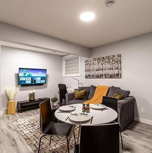 Deluxe Suite W/Fast Wifi, Perfect For Long Stays Airdrie Exterior photo
