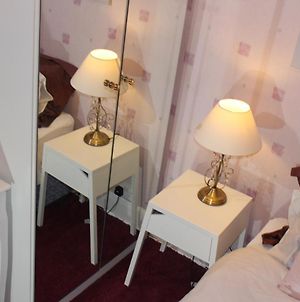 Advo Lovely 2 Rooms Accommodation Leeds Leeds  Exterior photo