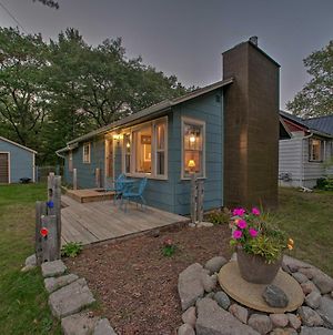 East Tawas Cabin With Deck, Backyard And Fire Pit! Villa Exterior photo