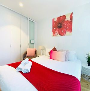 The Escape In Southern Cross Station Apartment Melbourne Room photo