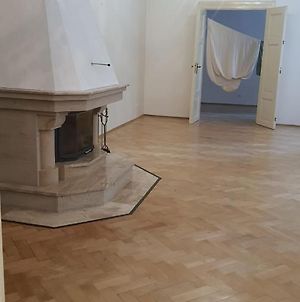 Private Room In Shared Luxurious Palace Like Apartment With 2 Bathrooms Including Whirlpool And Virtual Reality Prague Exterior photo