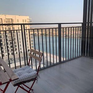 Entire Cozy Water-Front Studio With Kitchen Apartment Abu Dhabi Exterior photo