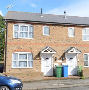 Friars Walk 2 With 2 Bedrooms, 2 Bathrooms, Fast Wi-Fi And Private Parking Sittingbourne Exterior photo