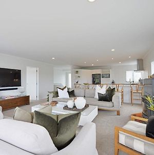 Escape To High End Comforts On Riverton Mount Maunganui Exterior photo