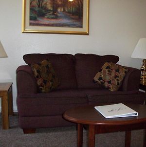 Apollo Park Executive Suites Colorado Springs Room photo