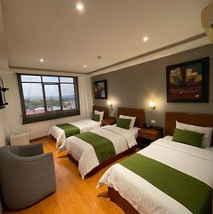Hotel Plaza Monte Carlo Guayaquil Room photo