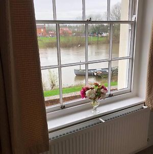 Beautiful Riverfront Cosy One Bedroom Apartment Upton upon Severn Exterior photo