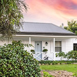 Mudgee'S White Cottage With A Fireplace And Bbq Exterior photo