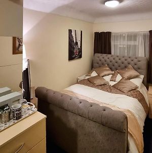 Spacious Double Room In Traditional House With Fast Wifi Close To Birmingham Oldbury  Exterior photo