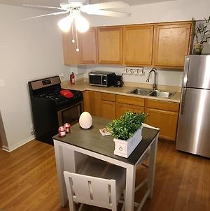 Cozy 1 Bedroom, 1 Min From Irving Park Blue Line, Free Parking Chicago Exterior photo
