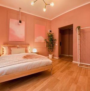 The All-Pink Apartment - Wonderful Magheru Studio Bucharest Exterior photo