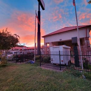 Econo Lodge Inn & Suites San Antonio Exterior photo