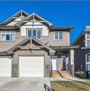 Beautiful And Spacious 1 Room In A Very Quiet Area Airdrie Exterior photo