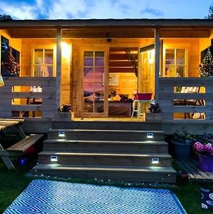 Log Cabin Retreat And Luxury Bell Tent Hotel Rowland's Castle Exterior photo