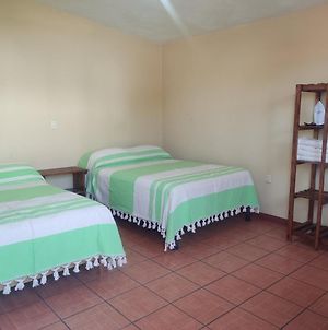 Habitacion De 2 Camas Matrimoniales Para Hasta 4 Personas. Con Excelente Ubicacion Oaxaca Exterior photo