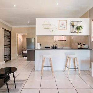 Beautiful And Modern Apartment Close To Menlyn Pretoria Exterior photo