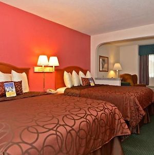 Econo Lodge Inn & Suites Memphis Room photo
