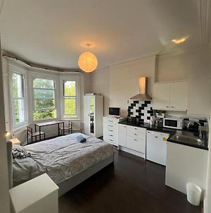 Private Studio Apt- Stunning Views Of Ealing Common Park. Moments From Station Apartment London Exterior photo