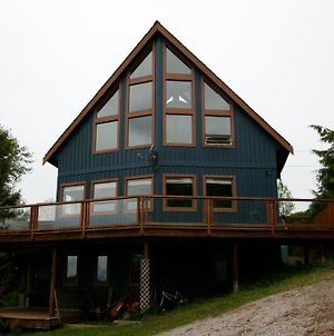 Moon And Sixpence Bed & Breakfast Ucluelet Exterior photo
