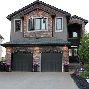 Magnificent 4 Bed, 5 Baths, 4200 Sq Ft With Full Pond View And 30 Ft Fountain!!! Villa Calgary Exterior photo