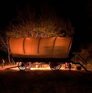 Cozy Wild West Covered Wagon Next To River Hotel Grants Pass Exterior photo