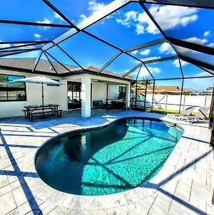 Blue Door Retreat - Luxury Pool Home - Sleeps 8 Cape Coral Exterior photo