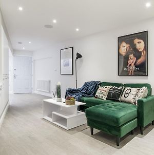 2 Bed Hollywood Movie Themed Apt Apartment London Exterior photo